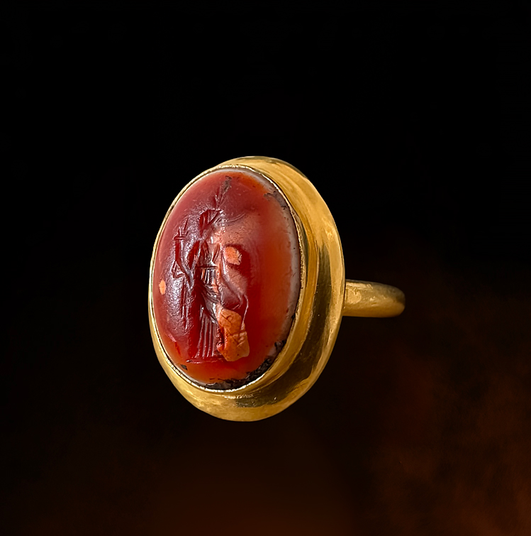 An 18k massive gold ring set with a Roman agate intaglio. Fortuna standing with rudder and cornucopia.